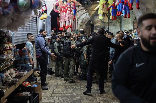 Israelische Polizisten stehen vor den Toren zum Gelände der Al-Aksa-Moschee.
