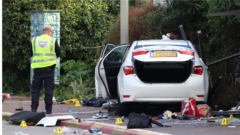 Israel: Eine Tote bei Anschlag in Raanana Israelische Rettungskräfte arbeiten neben einem beschädigten Auto nach einem Rammangriff in Raanana. Bei einem Anschlag sind am Montag eine Frau getötet und mehr als ein Dutzend Menschen verletzt worden. Foto: Oren Ziv/dpa