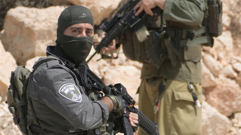 Erneute Gewalt in Kusra – Siedler verschanzen sich in Haus Israelische Sicherheitskräfte am Ort eines Angriffs israelischer Siedler auf Palästinenser im Westjordanland.