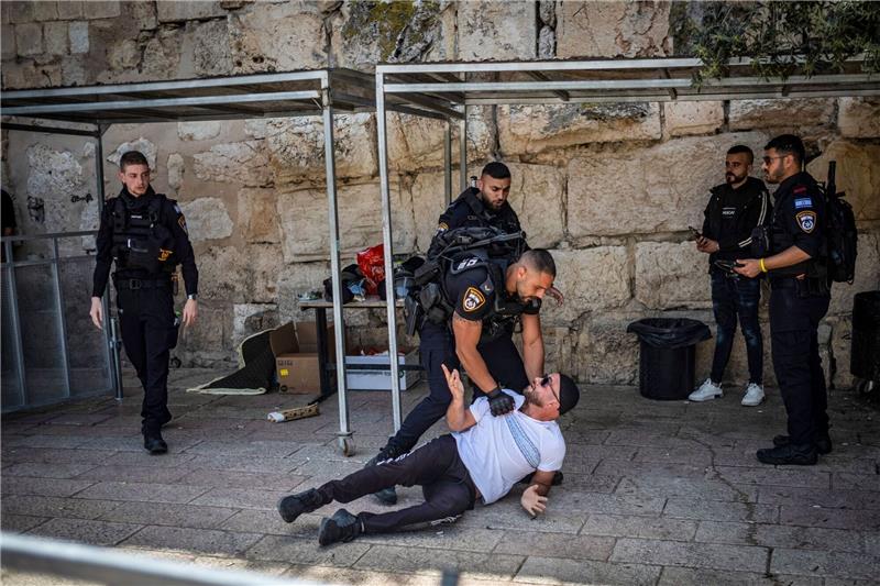 Sorge vor Angriff auf Israel wächst Israelische Sicherheitskräfte nehmen einen muslimischen Mann in der Altstadt von Jerusalem fest. Die Sorge vor einem iranischen Vergeltungsschlag auf israelisches Territorium wächst.