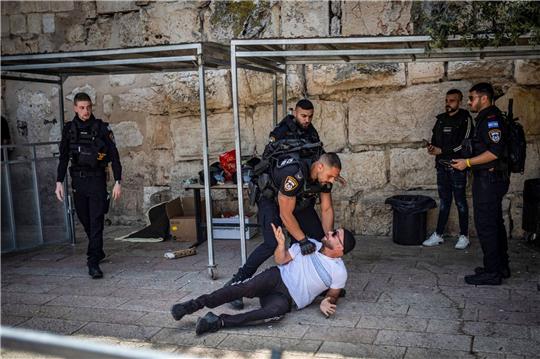 Israelische Sicherheitskräfte nehmen einen muslimischen Mann in der Altstadt von Jerusalem fest. Die Sorge vor einem iranischen Vergeltungsschlag auf israelisches Territorium wächst.