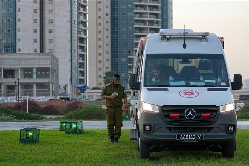 Gaza-Krieg: Ringen um die Freilassung weiterer Geiseln Israelische Sicherheitskräfte vor dem Schneider Children's Medical Center in Petah Tikva, in Vorbereitung auf die Freilassung israelischer Geiseln.