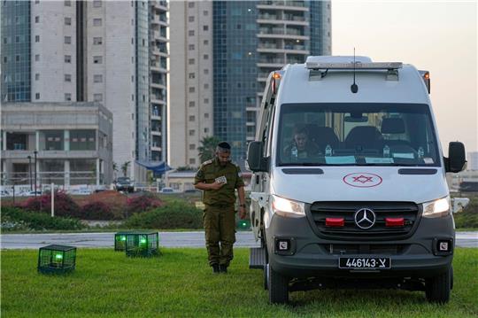 Israelische Sicherheitskräfte vor dem Schneider Children's Medical Center in Petah Tikva, in Vorbereitung auf die Freilassung israelischer Geiseln.