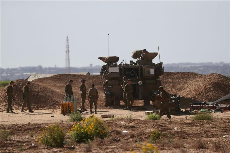 Israel setzt nach US-Drohung Kampf in Gaza fort Israelische Soldaten am Grenzübergangs Kerem Schalom: Trotz der Ankündigung zur Öffnung des Grenzübergangs wurden nach UN-Angaben bislang keine Hilfsgüter geliefert.