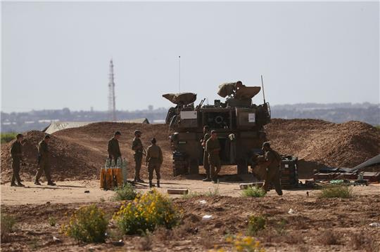 Israelische Soldaten am Grenzübergangs Kerem Schalom: Trotz der Ankündigung zur Öffnung des Grenzübergangs wurden nach UN-Angaben bislang keine Hilfsgüter geliefert.