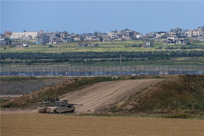 Vermittler drängen auf Kompromiss im Gaza-Krieg Israelische Soldaten an der Grenze zum Gazastreifen: Laut Regierungschef Netanjahu steht der Termin für die Offensive gegen die Stadt Rafah fest.