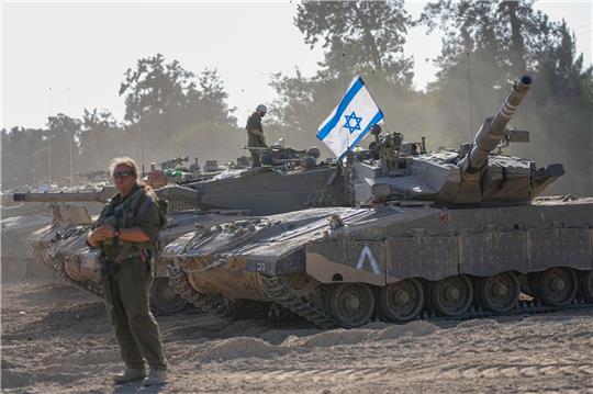 Israelische Soldaten arbeiten an einem Panzer in der Nähe der Grenze zum Gazastreifen.