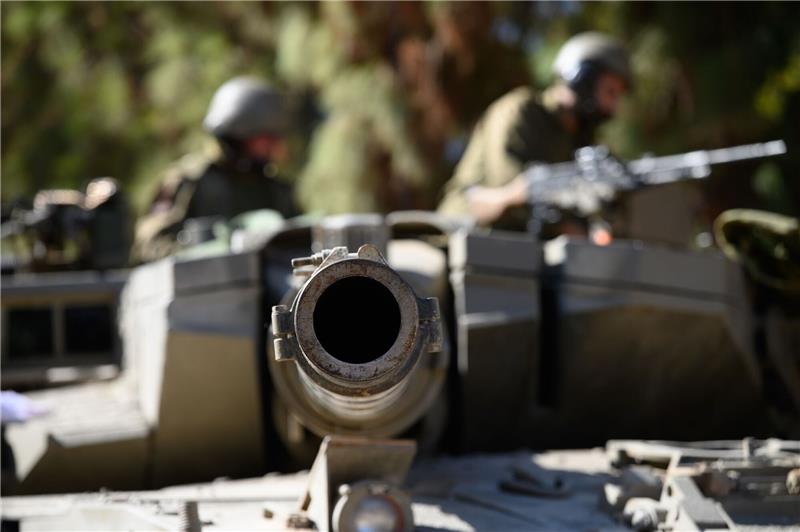Israel attackiert militärische Ziele der Hisbollah Israelische Soldaten arbeiten auf einem Merkava-Panzer in einer Stellung im Norden Israels an der Grenze zum Libanon.