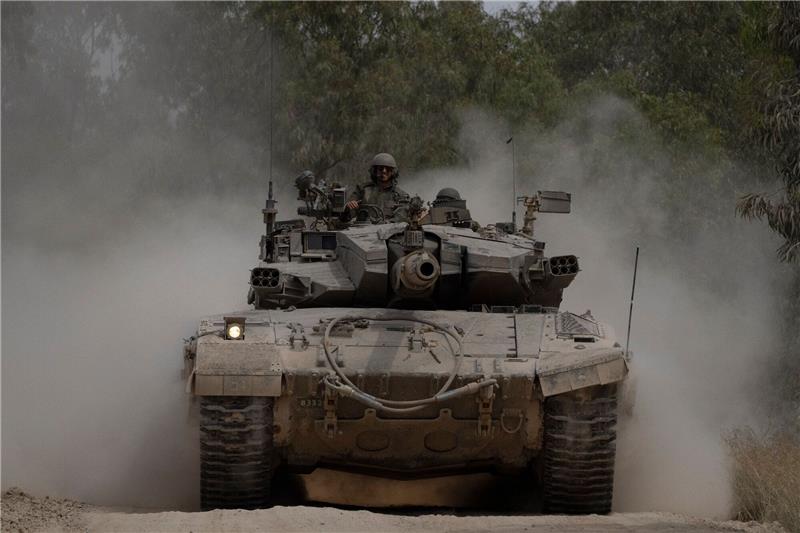 Israel setzt Rafah-Offensive fort - mit oder ohne Geiseln Israelische Soldaten auf einem Panzer nahe der Grenze zwischen Israel und Gaza.