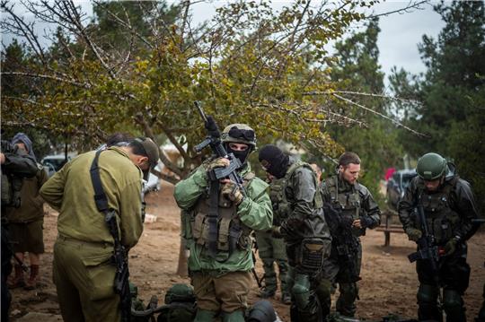 Israelische Soldaten begeben sich zu einem Sammelpunkt nahe der Grenze zum Gazastreifen.