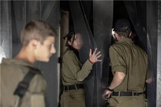 Israelische Soldaten besichtigen eine zerstörte Einrichtung im Kibbuz Nir Oz, eine der israelischen Gemeinden, die am 7. Oktober von der Hamas angegriffen wurden.