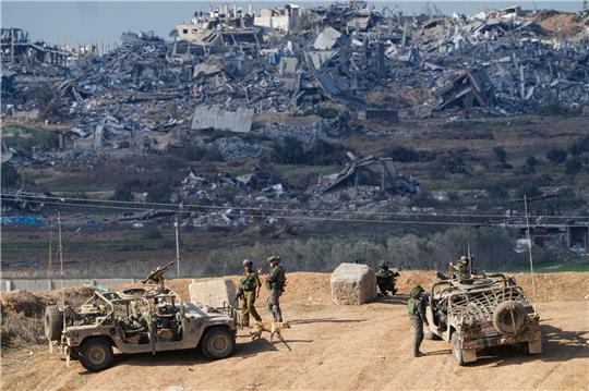 Israelische Soldaten beziehen in der Nähe der Grenze zum Gazastreifen Stellung.