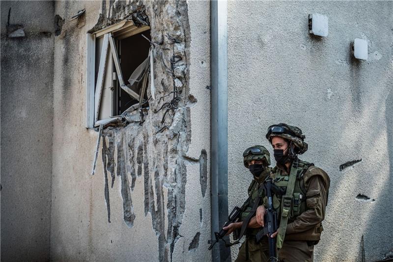 Deutsche von Hamas entführt - Evakuierungsflüge Israelische Soldaten durchsuchen das Gebiet um den Kibbuz Kfar Aza, in dem die Hamas zahlreiche Menschen tötete.