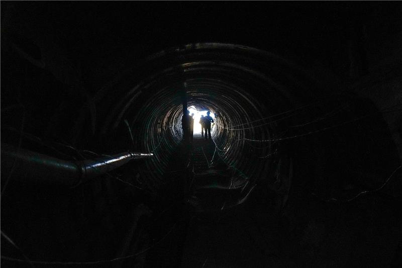 Israels Armee: Neue Details zu Tunnelsystem in Gaza Israelische Soldaten durchsuchen einen Tunnel im Gazastreifen.
