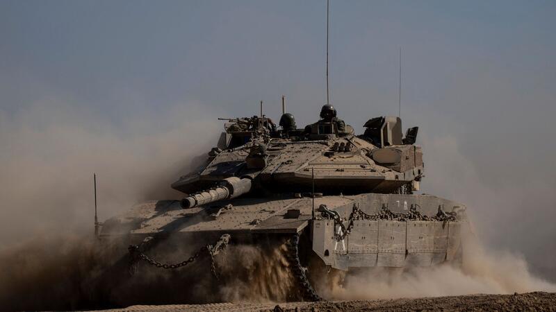 Viele Tote bei Befreiung von Geiseln aus Gazastreifen Israelische Soldaten fahren auf einem Panzer in der Nähe der Grenze zwischen Israel und dem Gazastreifen.