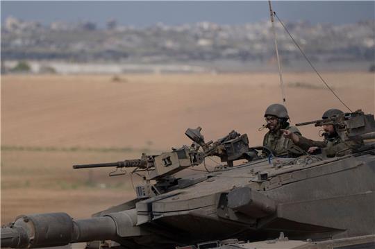 Israelische Soldaten fahren auf einem Panzer nahe der Grenze zwischen Israel und Gaza.