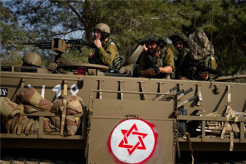 Israel bereitet Bodenoffensive vor - Verstärkte Luftangriffe Israelische Soldaten fahren einen gepanzerten Mannschaftstransportwagen (APC) in der Nähe der Grenze zum Gazastreifen im Süden Israels.