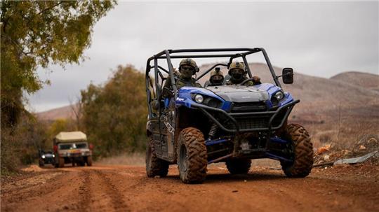 Israelische Soldaten fahren in einem Gebiet nahe der israelisch-libanesischen Grenze entlang.