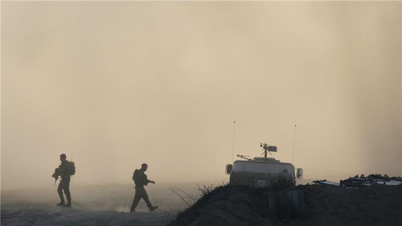 Bilder des Tages Israelische Soldaten gehen an der Grenze zum Gazastreifen im Süden Israels entlang.