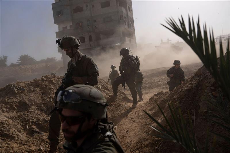 Gaza-Krieg: Offenbar 200 Tote innerhalb von 24 Stunden Israelische Soldaten gehen während einer Bodenoperation in Stellung.