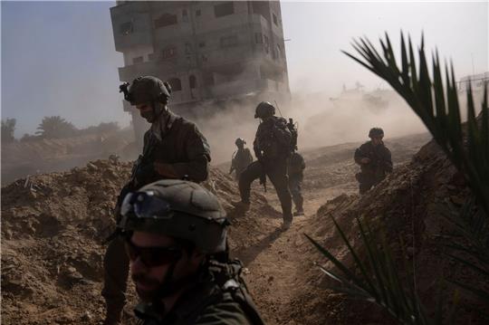 Israelische Soldaten gehen während einer Bodenoperation in Stellung.