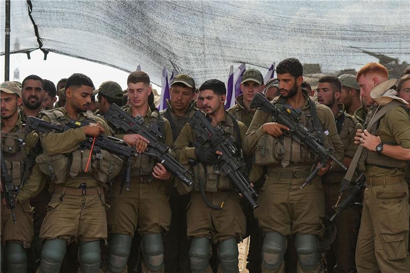 Israels Verteidigungsminister will baldige Bodenoffensive Israelische Soldaten hören dem israelischen Verteidigungsminister Gallant während Truppenbesuchs zu.