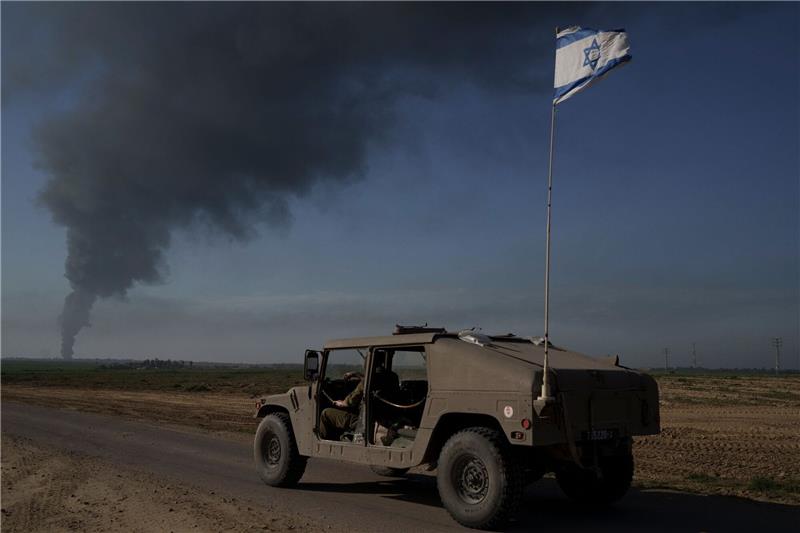 Hoffnung auf neue Feuerpause im Gaza-Krieg Israelische Soldaten in der Nähe der Grenze zwischen Israel und Gaza, während im Gazastreifen Rauch in den Himmel steigt.