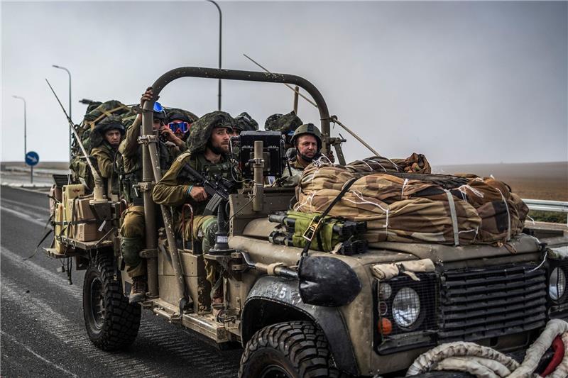 Gaza-Offensive? Israel mobilisiert 300.000 Reservisten Israelische Soldaten in einem Militärfahrzeug im Grenzort Sderot.