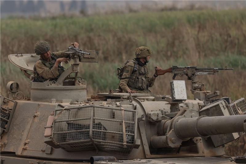 Gaza-Offensive? Israel mobilisiert 300.000 Reservisten Israelische Soldaten in einem Panzer in Grenznähe zum Gazastreifen. Die Möglichkeit einer israelischen Bodenoffensive in den Gazastreifen steht weiter im Raum.
