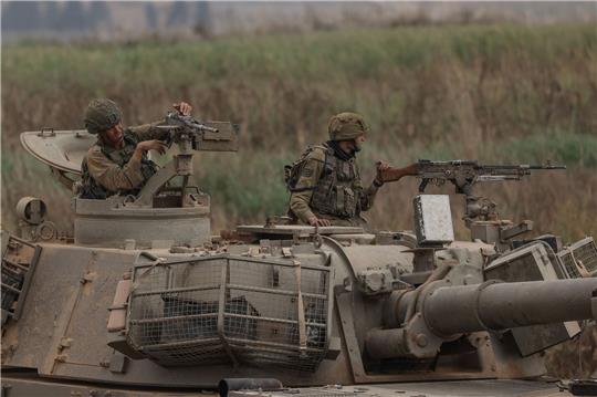 Israelische Soldaten in einem Panzer in Grenznähe zum Gazastreifen. Die Möglichkeit einer israelischen Bodenoffensive in den Gazastreifen steht weiter im Raum.