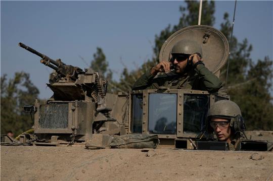 Israelische Soldaten in einem gepanzerten Fahrzeug in der Nähe der Grenze zum Gazastreifen.