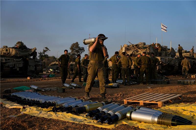 Israel erwartet Krieg „im Verlauf dieses ganzen Jahres” Israelische Soldaten laden nahe der Grenze zum Gazastreifen Granaten auf einen Panzer.