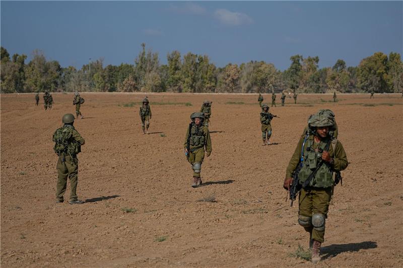 Armee: Israelische Soldatin im Gazastreifen befreit Israelische Soldaten patrouillieren am 20. Oktober im Süden Israels nahe der Grenze zum Gazastreifen.