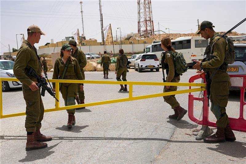 Israelische Soldaten sichern nach einem tödlichen Angriff an der Grenze zu Ägypten ein Tor, das zu einem Militärstützpunkt führt.