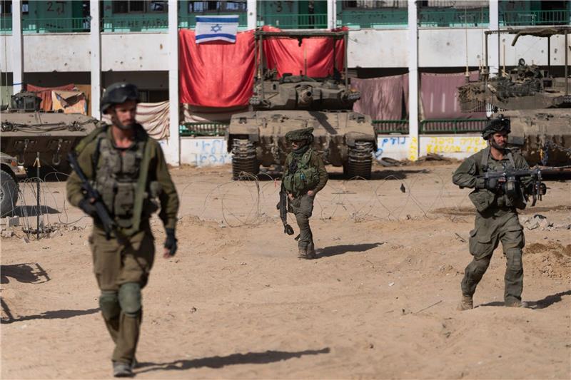 Israelische Soldaten sind während einer Bodenoperation im Gazastreifen im Einsatz.