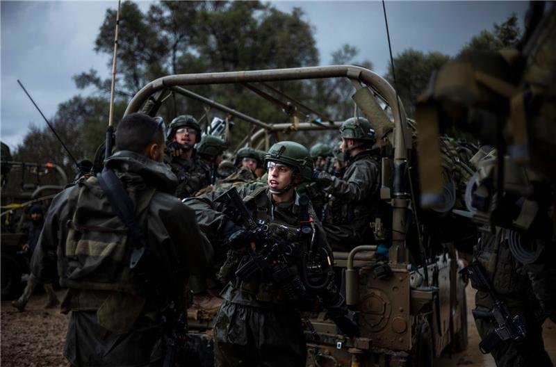 Druck auf Israel zu Zurückhaltung im Gaza-Krieg wächst Israelische Soldaten sitzen in einem Militärfahrzeug an einem Sammlepunkt nahe der Grenze zum Gazastreifen.