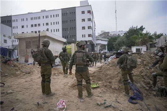 Israelische Soldaten stehen vor dem Schifa-Krankenhaus in Gaza. Der Direktor der Klinik, Mohammad Abu Salamia, ist vom israelischen Militär festgenommen worden.