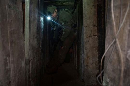 Israelische Soldaten zeigen Journalisten einen Tunnel unterhalb von Chan Junis.