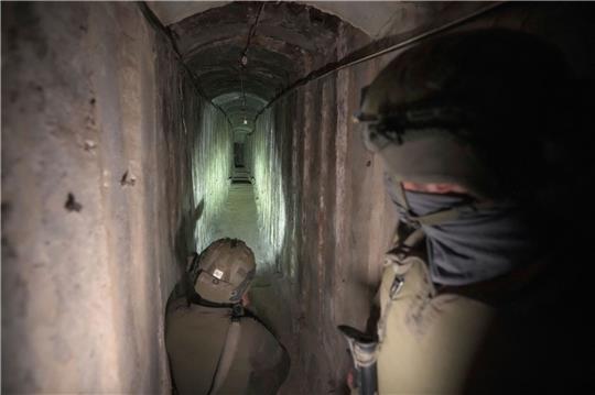 Israelische Soldaten zeigen den Medien im November einen unterirdischen Tunnel, der unter dem Schifa-Krankenhaus in Gaza-Stadt gefunden wurde.