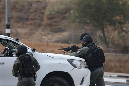 Israelische Streitkräfte gehen hinter einem Fahrzeug in der Grenzstadt Sderot in Stellung.