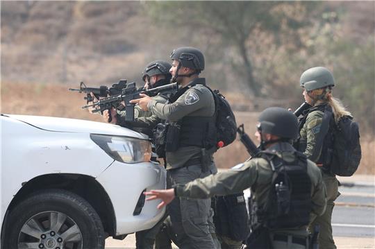 Israelische Streitkräfte gehen hinter einem Fahrzeug in Sderot in Stellung.