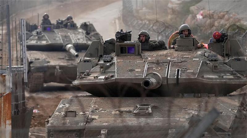 Syriens Militärarsenal zerbombt - Welchen Plan hat Israel? Israelischer Panzer an Grenzlinie zwischen Golanhöhen und Syrien.