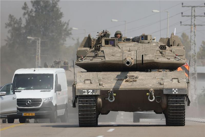 Gaza-Offensive? Israel mobilisiert 300.000 Reservisten Israelischer Panzer auf einer Straße in der Grenzstadt Sderot.