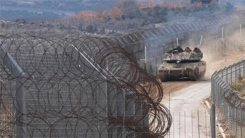 Syriens Militärarsenal zerbombt - Welchen Plan hat Israel? Israelischer Panzer fährt nahe der Grenzlinie zwischen den Golanhöhen und Syrien.