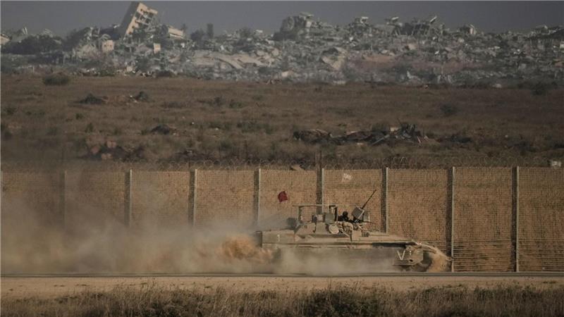 Israelisches gepanzertes Fahrzeug an Gaza-Grenze unterwegs