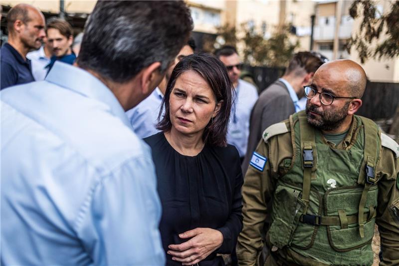 Baerbock in Israel: In diesen Tagen sind wir alle Israelis Israels Außenminister Eli Cohen (links) und Bundesaußenministerin Annalena Baerbock im Gespräch.