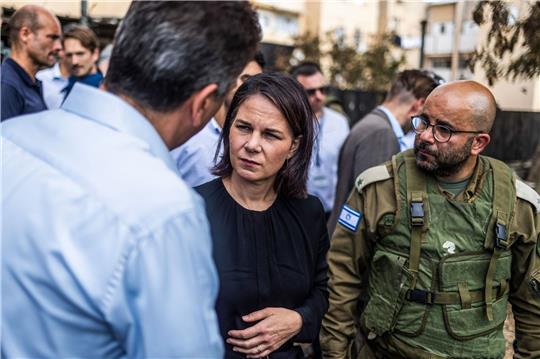 Israels Außenminister Eli Cohen (links) und Bundesaußenministerin Annalena Baerbock im Gespräch.