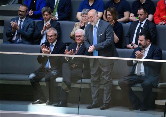 Israels Botschafter in Deutschland, Ron Prosor (2.v.r.), zusammen mit und Gideon Joffe (l.), Vorsitzender der Jüdischen Gemeinde zu Berlin, und Bundespräsident Frank-Walter Steinmeier (2.v.l.) auf der Ehrentribüne im Bundestag.