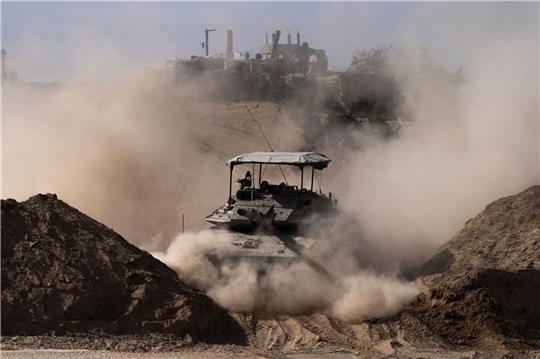 Israels Führung setzt den Gaza-Krieg ungeachtet zunehmenden Drucks aus dem In- und Ausland fort. Bisher seien etwa 9000 Terroristen der islamistischen Hamas und anderer Terrorgruppen «eliminiert» worden.