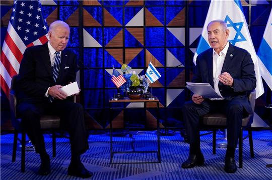 Israels Ministerpräsident Benjamin Netanjahu (r) im Gespräch mit US-Präsident Joe Biden.